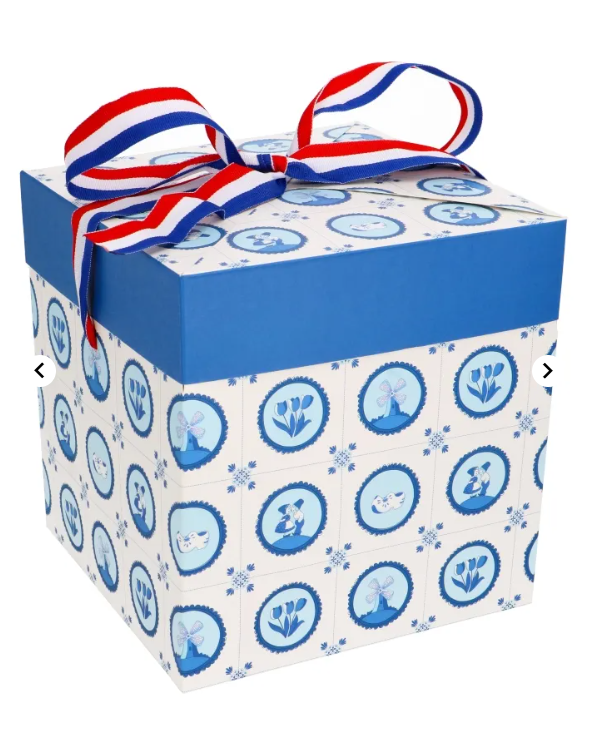 Wit-blauw cadeaudoosje met Hollandse motieven, blauwe deksel en een rood-wit-blauwe strik.