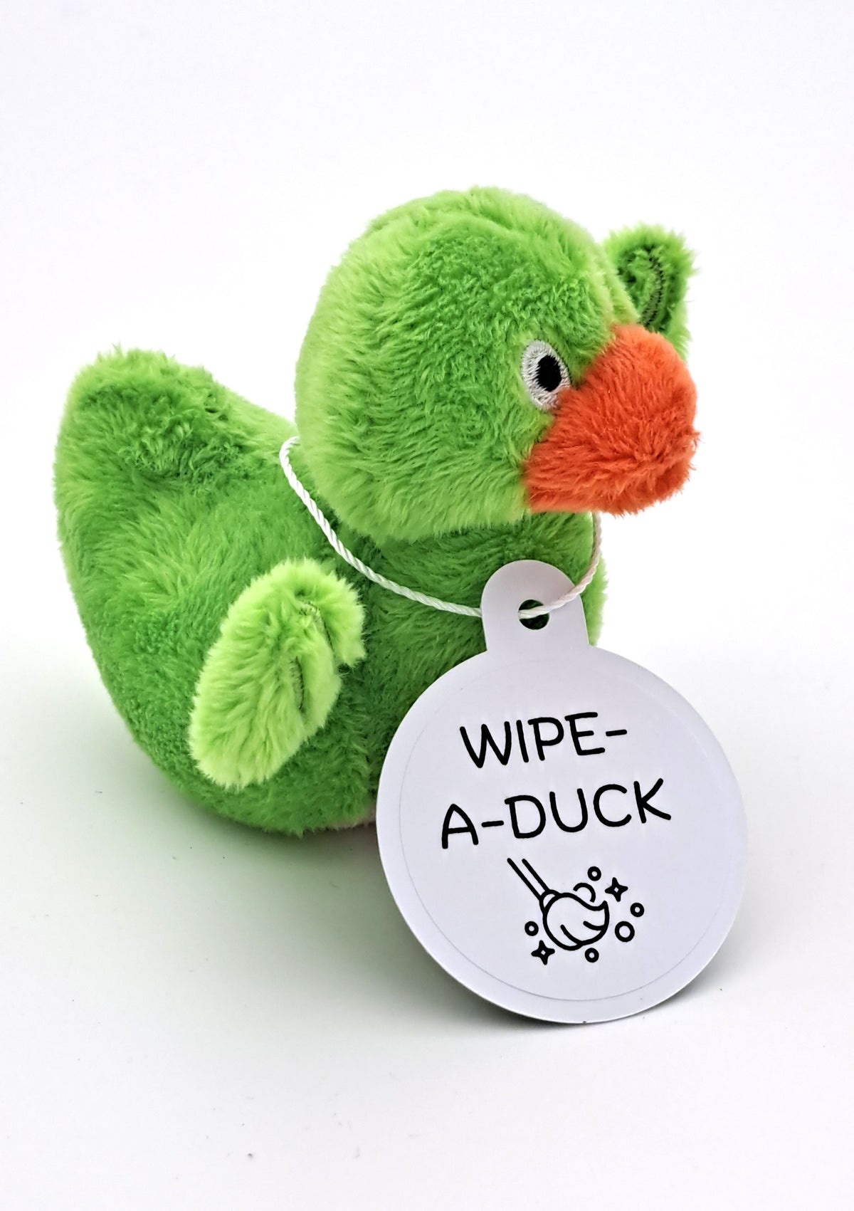Groene pluche eend met oranje snavel en een witte hangtag met de tekst ‘WIPE-A-DUCK’ en een schoonmaakillustratie.