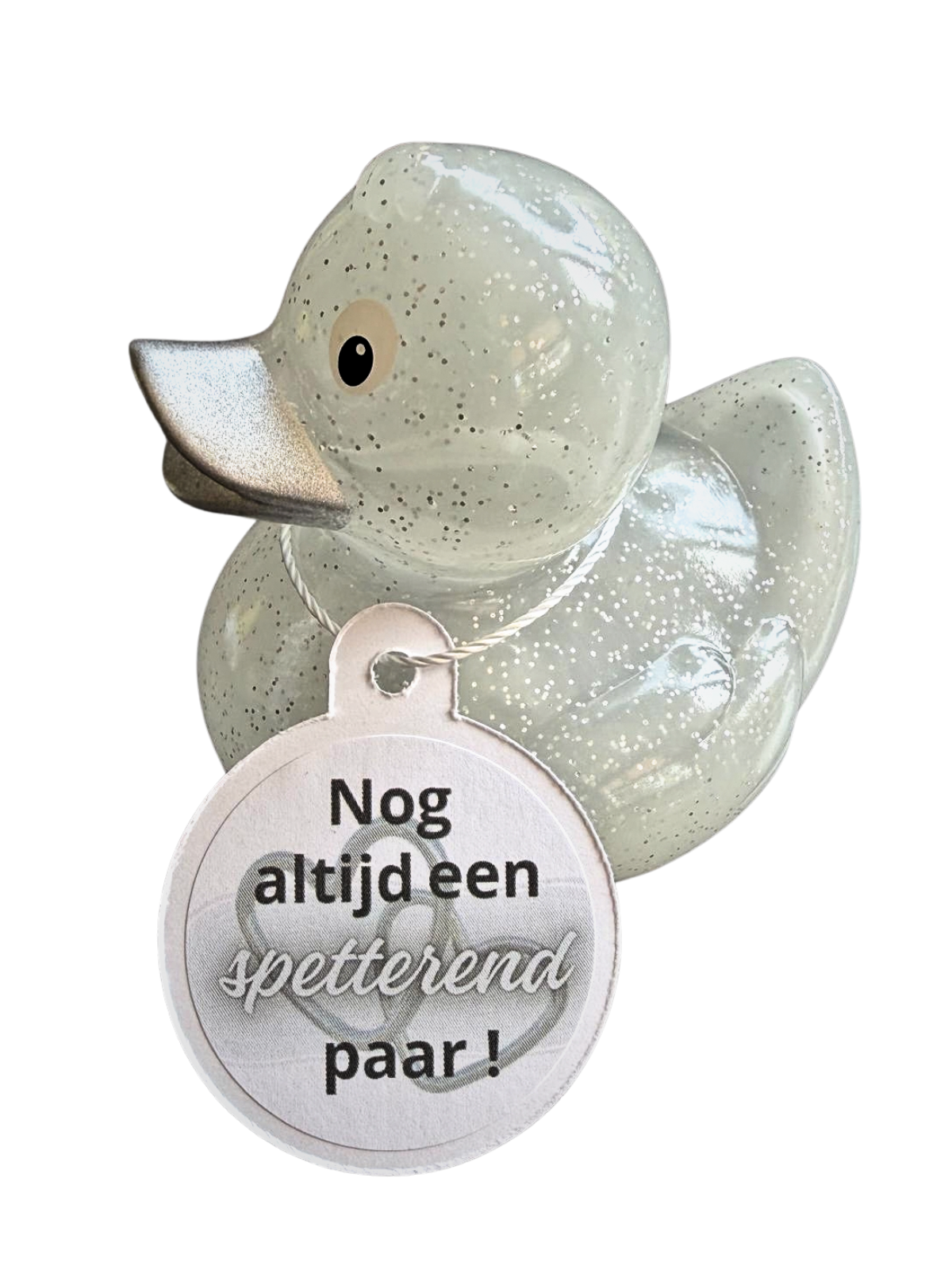 Met glitters: “Badeend met zilverkleurige glitters en een hangtag met de tekst ‘Nog altijd een spetterend paar!’.”