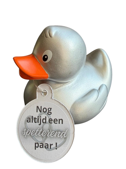 Effen zilver: “Zilverkleurige badeend met oranje snavel en een hangtag met de tekst ‘Nog altijd een spetterend paar!’.”