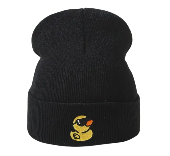 Zwarte gebreide beanie met omgeslagen rand en een geborduurde gele badeend met zwarte zonnebril en oranje snavel.