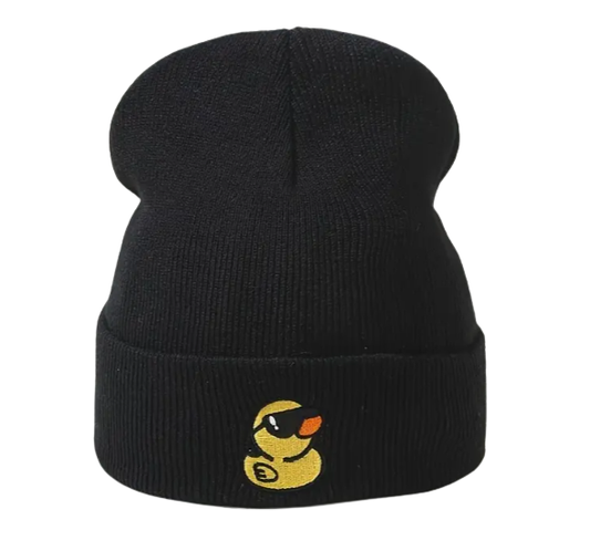 Zwarte gebreide beanie met omgeslagen rand en een geborduurde gele badeend met zwarte zonnebril en oranje snavel.