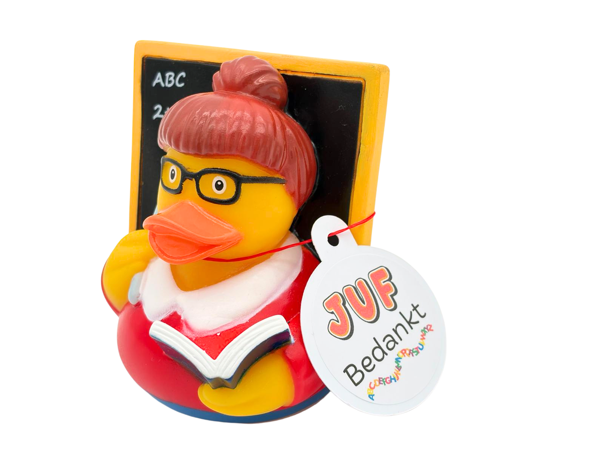 Gele jufbadeend met roodbruine haarknot, zwarte bril, rode kleding en een open boek voor een schoolbord, met een hangtag ‘JUF Bedankt’.