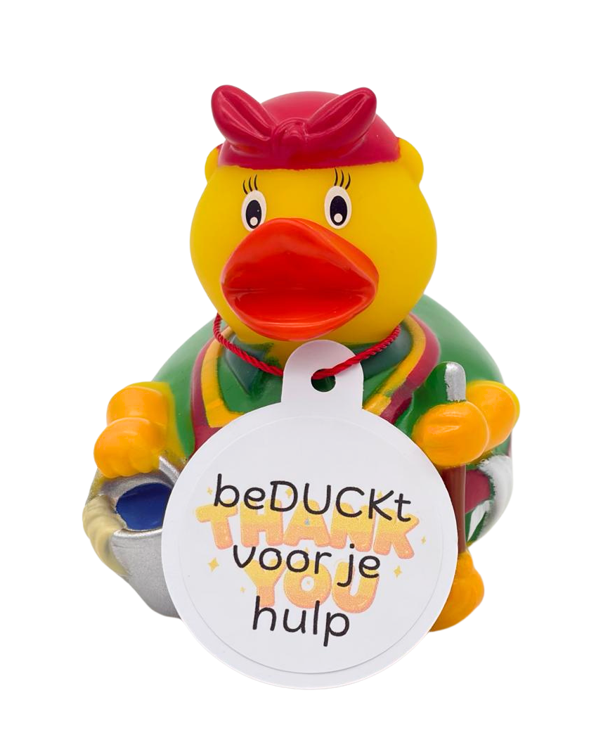 Gele schoonmaaksterbadeend met rode hoofddoek, groene kleding, emmer en bezem, en een witte hangtag met de tekst ‘beDUCKt voor je hulp’.