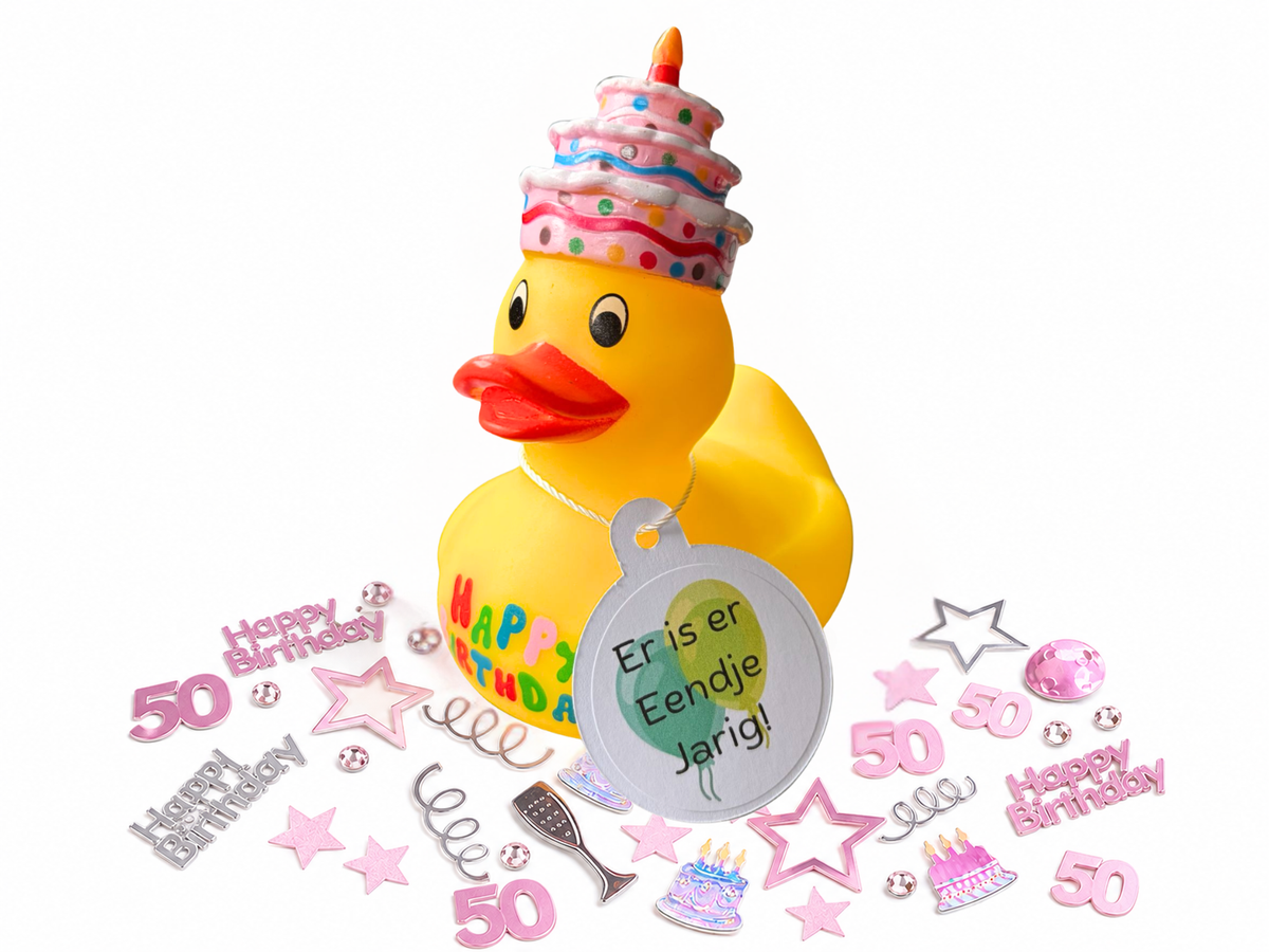 Gele verjaardagsbadeend met taart en kaars op het hoofd, hanglabel ‘Er is er Eendje Jarig!’ en roze en zilveren confetti voor 50 jaar.
