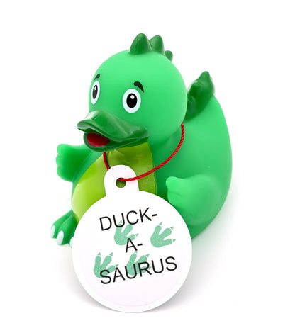 Groene dinosaurusbadeend met lichtgroene buik, donkergroene rugstekels en een witte hangtag met de tekst ‘DUCK-A-SAURUS’ en groene pootafdrukken.