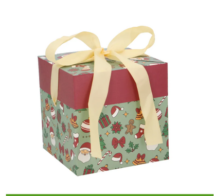Groen cadeaudoosje 15x15cm met kerstfiguren, rode deksel en een crèmekleurige strik.