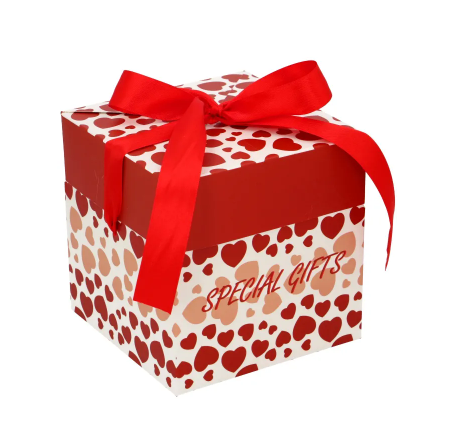 Wit cadeaudoosje met rode en roze hartjes, rode deksel en strik en de tekst ‘Special Gifts’.