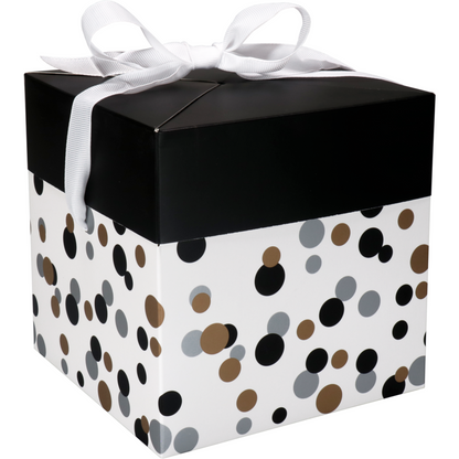 Cadeaudoosje 15x15cm met zwarte deksel, witte strik en zwarte, gouden en grijze stippen.