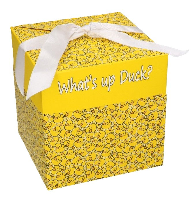 Geel cadeaudoosje met badeendenpatroon, witte strik en de tekst ‘What's up Duck?’