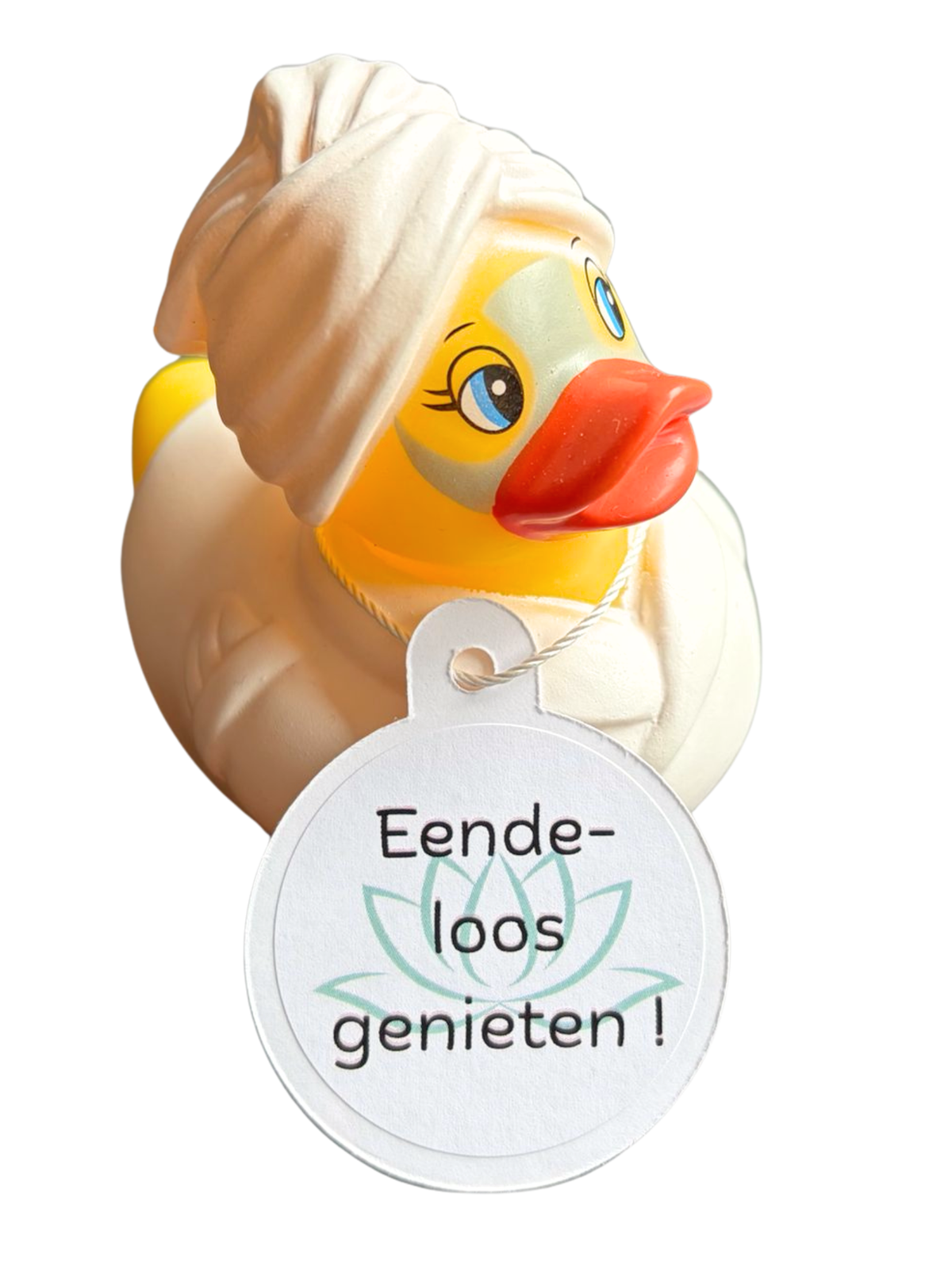 Gele wellnessbadeend met witte badjas, handdoek om het hoofd, gezichtsmasker en een hangtag met de tekst ‘Eendeloos genieten!’.