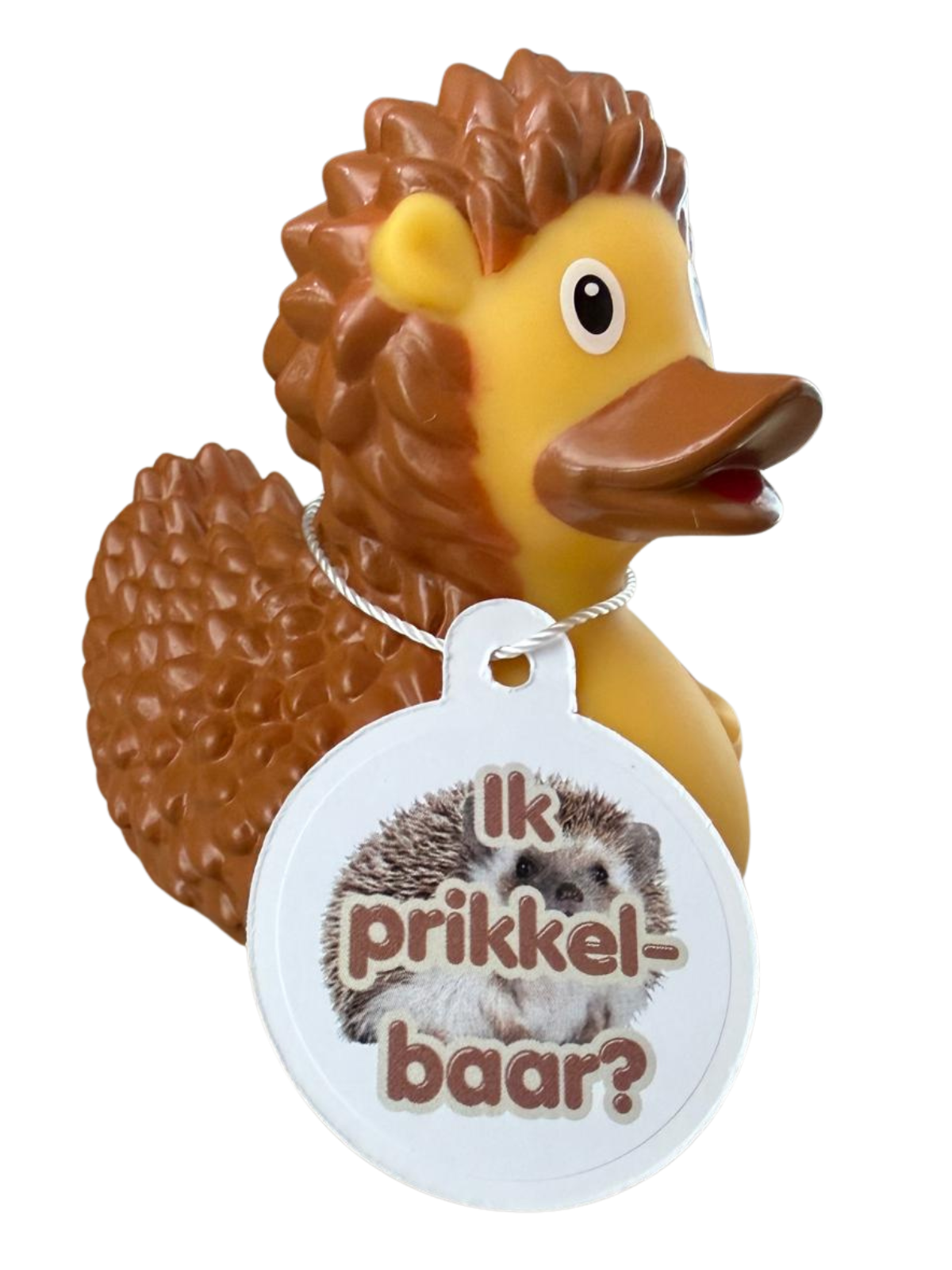 Egelbadeend met bruine stekels, geel gezicht en een hangtag met een egeltje en de tekst ‘Ik prikkelbaar?’.