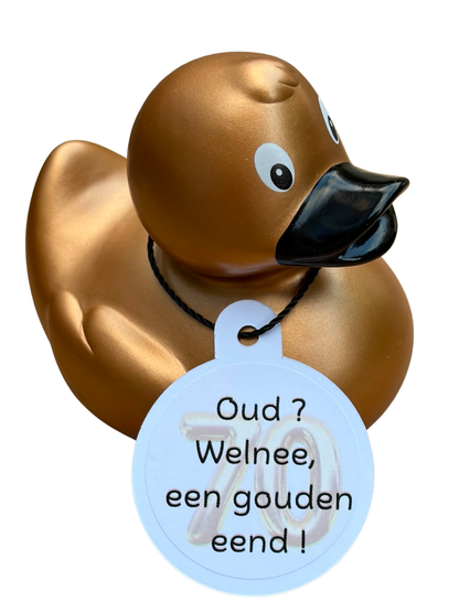 Goudkleurige badeend met zwarte snavel en een hangtag met het getal 70 en de tekst ‘Oud? Welnee, een gouden eend!’.