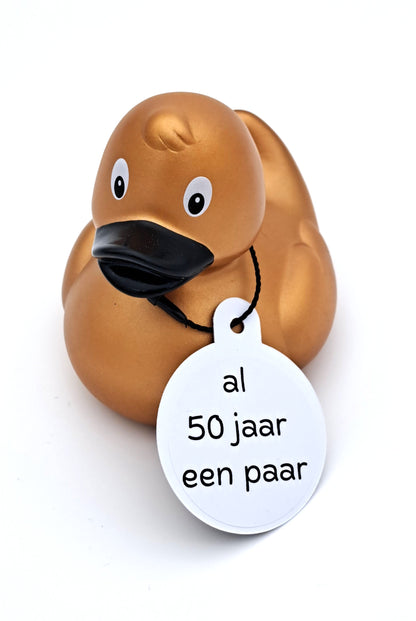 Goudkleurige badeend met zwarte snavel en kaartje ‘Al 50 jaar een paar’ voor een gouden huwelijk.