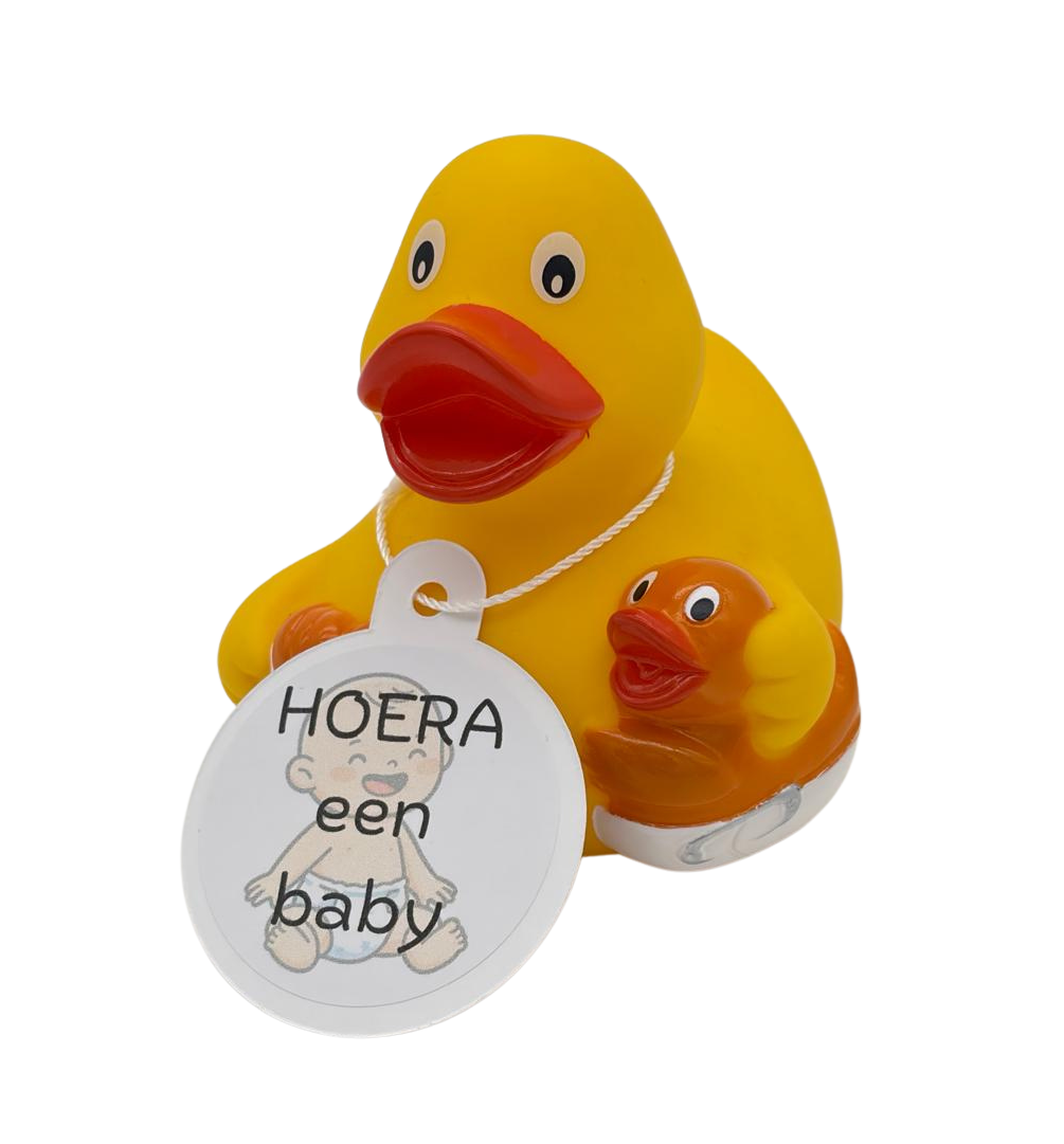 ele badeend met een klein oranje eendje en een witte hangtag met een babyillustratie en de tekst ‘HOERA een baby’.
