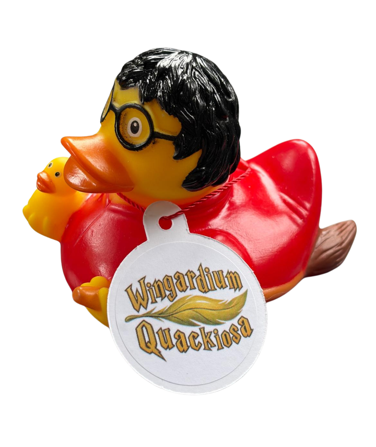Harry Potter-badeend met ronde bril, zwart haar, rode mantel en een hangtag met de tekst ‘Wingardium Quackiosa’.