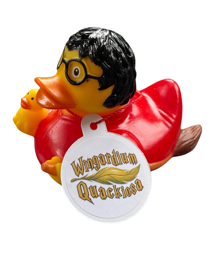 Harry Potter-badeend met ronde bril, zwart haar, rode mantel en een hangtag met de tekst ‘Wingardium Quackiosa’.