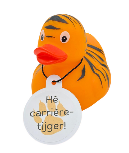 Oranje tijgerbadeend met zwarte strepen, oranjerode snavel en een witte hangtag met een pootafdruk en de tekst ‘Hé carrièretijger!’.