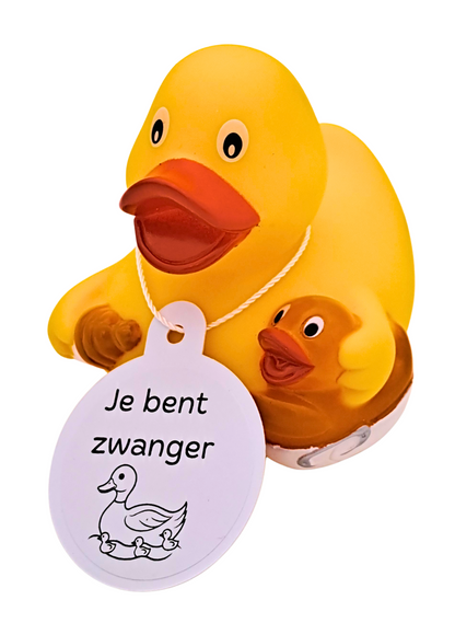 Gele badeend met een klein oranje eendje en een witte hangtag met een eendenfamilie en de tekst ‘Je bent zwanger’.