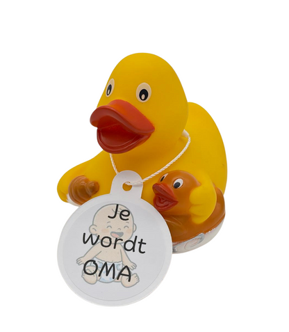Gele badeend met een klein oranje eendje en een witte hangtag met een babyillustratie en de tekst ‘Je wordt OMA’.