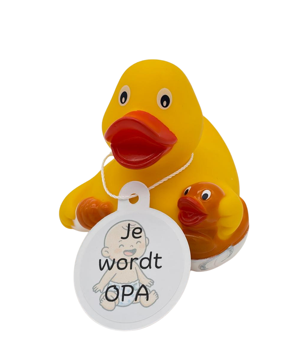 Gele badeend met een klein oranje eendje en een witte hangtag met een babyillustratie en de tekst ‘Je wordt OPA’.
