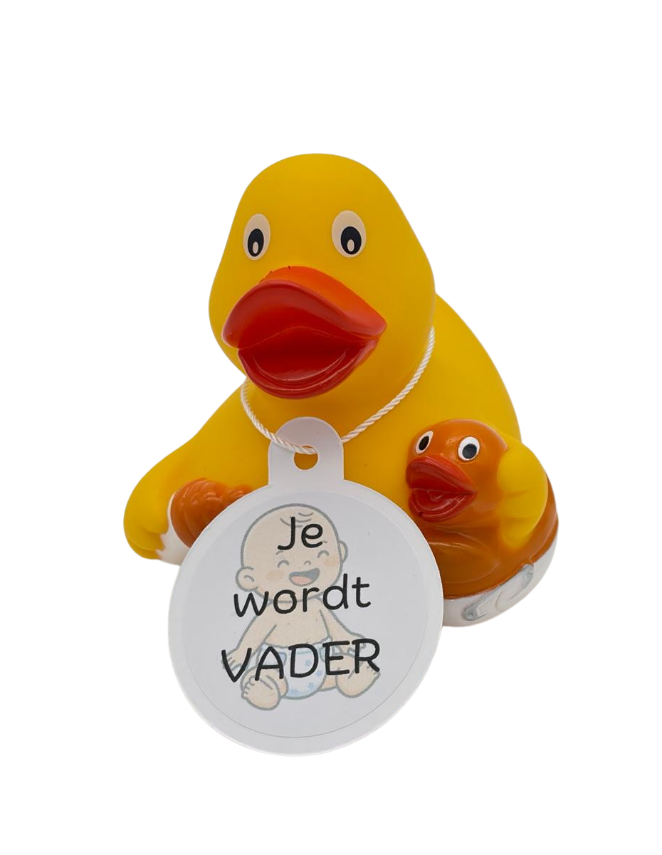 Gele badeend met een klein oranje eendje en een witte hangtag met een babyillustratie en de tekst ‘Je wordt VADER’.