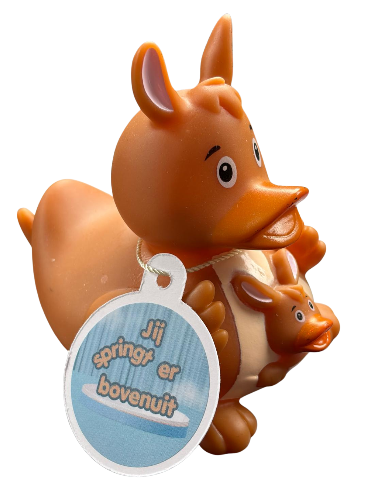 Bruine kangoeroebadeend met een kleintje in de buidel en een hangtag met de tekst ‘Jij springt er bovenuit’.”