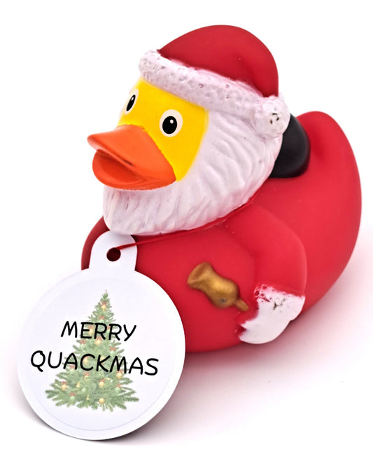Kerstmanbadeend met rode kerstmuts en pak, witte baard, goudkleurige bel en een witte hangtag met een kerstboom en de tekst ‘MERRY QUACKMAS’.
