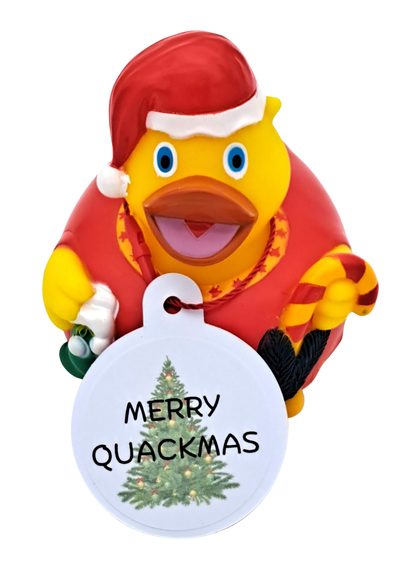 Gele kerstvrouwbadeend met rode kerstmuts en jurk, groene kerstsok, rood-gele zuurstok en een witte hangtag met een kerstboom en de tekst ‘MERRY QUACKMAS’.