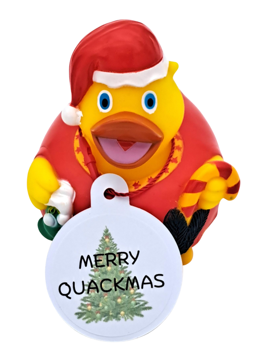 Gele kerstvrouwbadeend met rode kerstmuts en jurk, groene kerstsok, rood-gele zuurstok en een witte hangtag met een kerstboom en de tekst ‘MERRY QUACKMAS’.