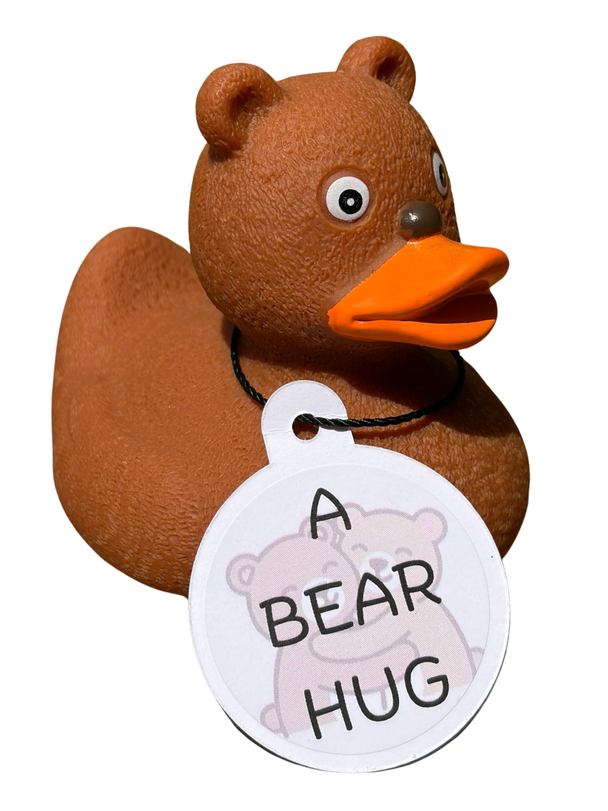 Bruine berenbadeend met ronde oren, oranje snavel en een hangtag met de tekst ‘A Bear Hug’.
