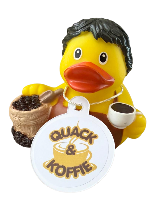 Gele baristabadeend met zwart haar, kopje koffie, zak koffiebonen en een hangtag met de tekst ‘Quack & Koffie’.