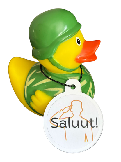 Gele soldatenbadeend met groene helm, camouflage-uniform en een hangtag met de tekst ‘Saluut!’.
