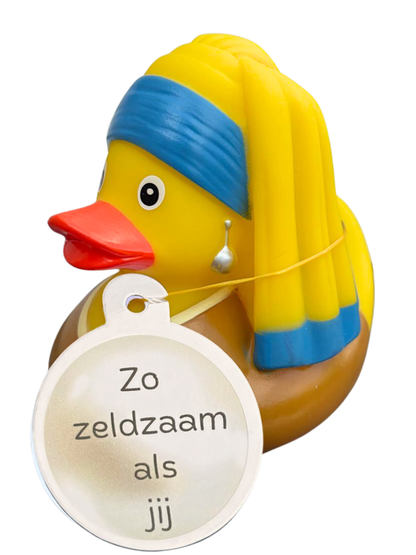 adeend als Meisje met de parel, met blauw-gele hoofddoek, pareloorbel en hangtag ‘Zo zeldzaam als jij’.”
