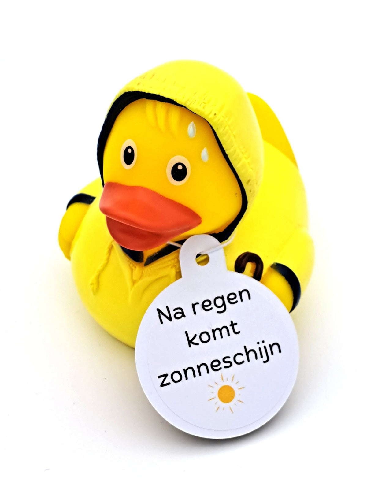 Gele badeend in een gele regenjas met capuchon en zwarte randen, met een witte hangtag met een zonnetje en de tekst ‘Na regen komt zonneschijn’.