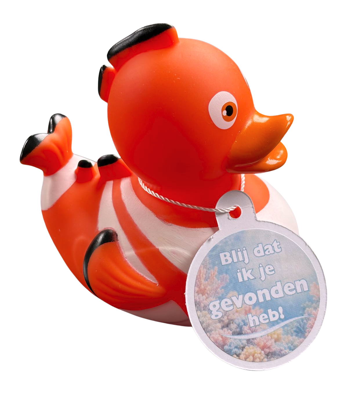 Oranje clownvisbadeend met witte strepen en zwarte vinranden en een hangtag met de tekst ‘Blij dat ik je gevonden heb!’.