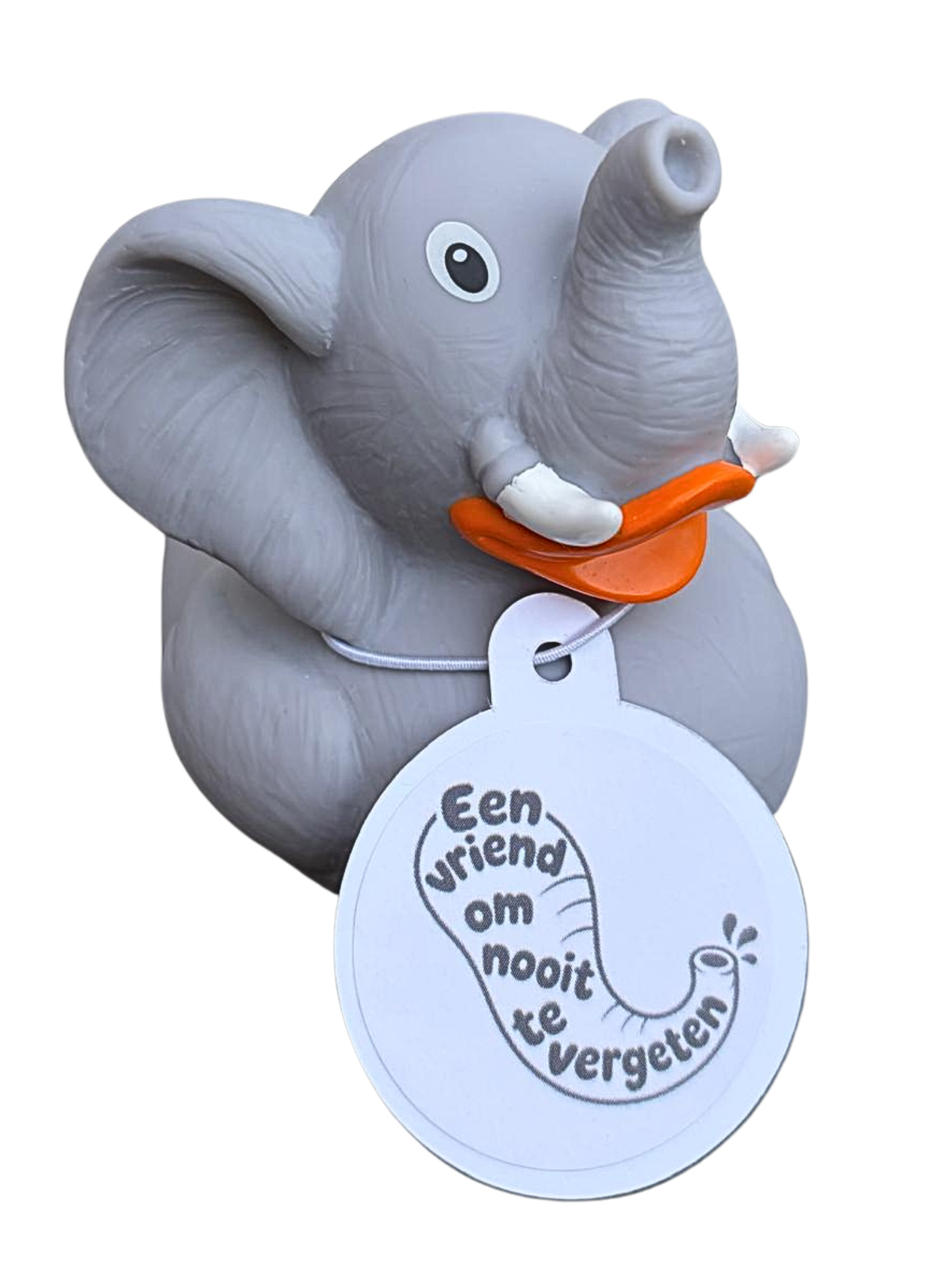 Grijze olifantbadeend met opgeheven slurf, grote oren, witte slagtanden, oranje snavel en een witte hangtag met de tekst ‘Een vriend om nooit te vergeten’.