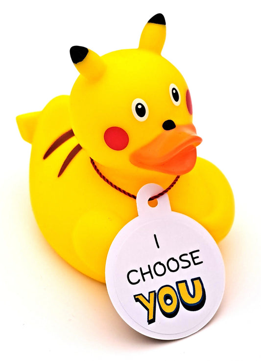 Gele Pikachu-badeend met zwartgepunte oren, rode wangen, oranje snavel en een witte hangtag met de tekst ‘I CHOOSE YOU’.