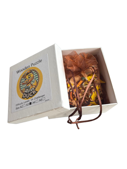 Open witte Mister Duck-puzzeldoos met een bruin zakje met houten puzzelstukjes.