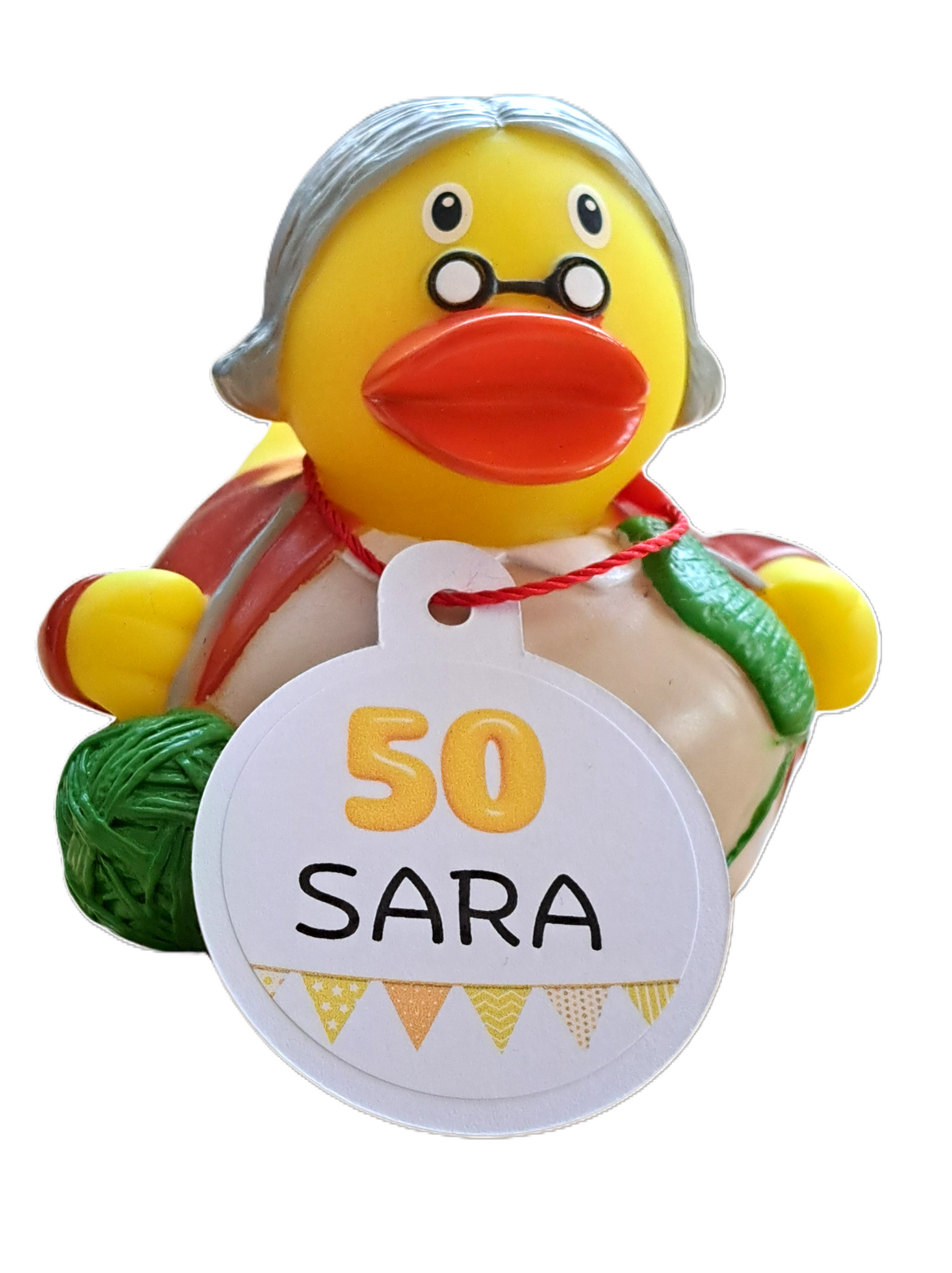 Gele Sara-badeend met grijs haar, ronde bril en groen breiwerk, met een kaartje ‘50 SARA’ voor haar 50e verjaardag.