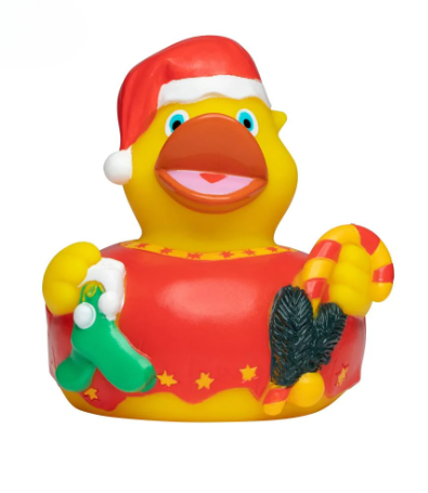 Gele kerstvrouwbadeend van voren met rode kerstmuts, rode jurk met gele sterren, groene kerstsok en rood-gele zuurstok, zonder hangtag.