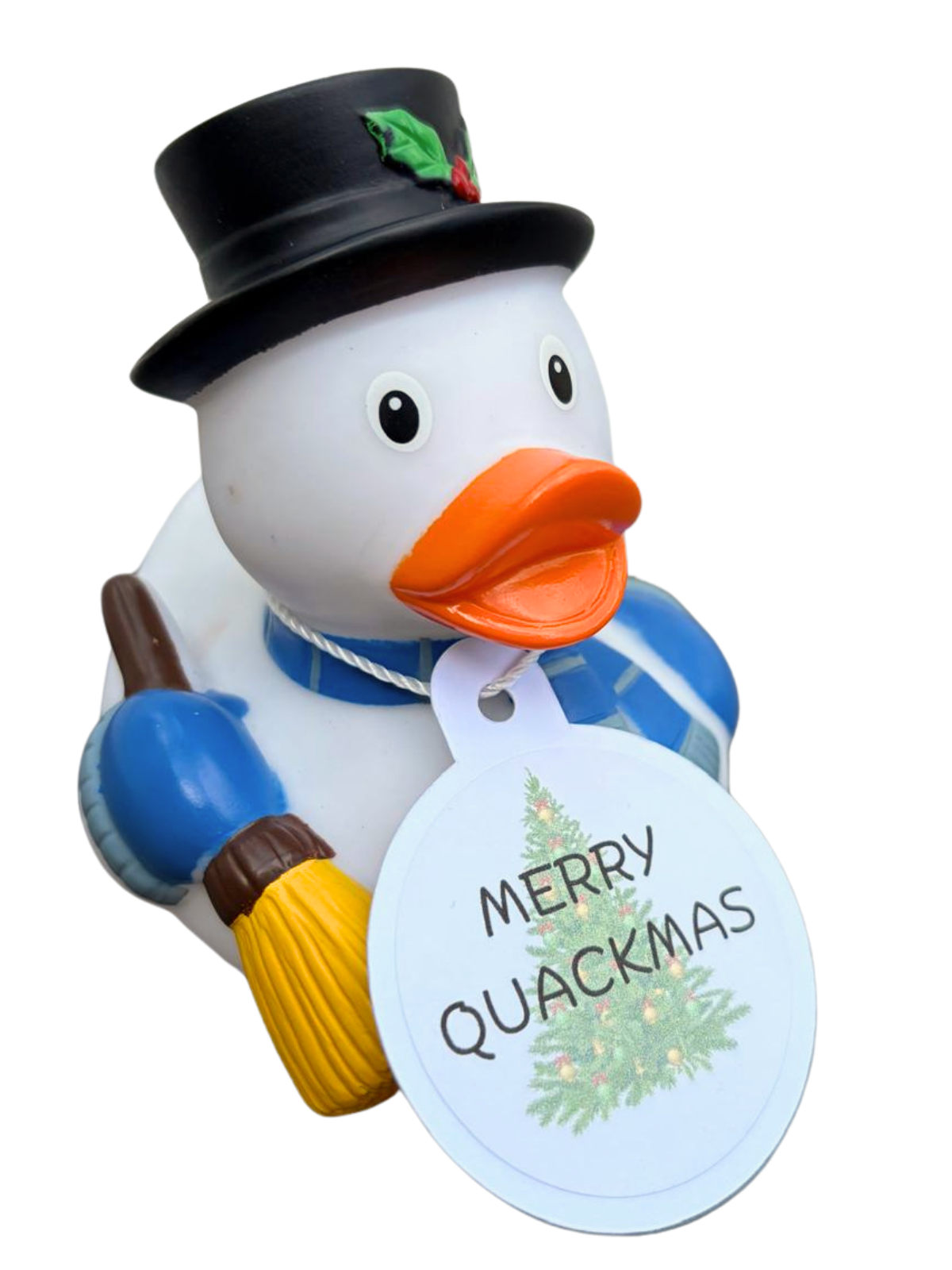 Witte sneeuwpopbadeend met zwarte hoge hoed, blauwe sjaal, bezem en een hangtag met de tekst ‘Merry Quackmas’.