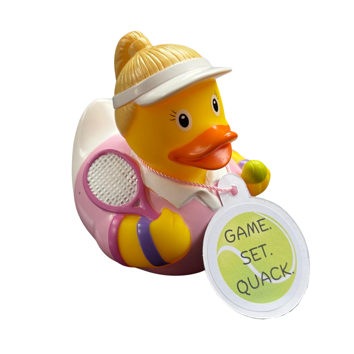 Gele tennisbadeend met blonde paardenstaart, witte zonneklep, roze outfit en racket, tennisbal en een hangtag met de tekst ‘GAME. SET. QUACK.’