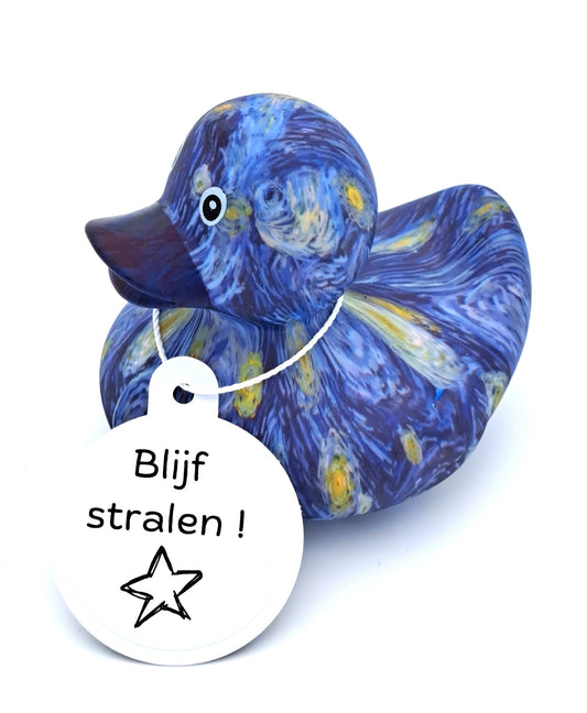 Blauwe badeend met Van Goghs Sterrennacht als patroon en een witte hangtag met een ster en de tekst ‘Blijf stralen!’.