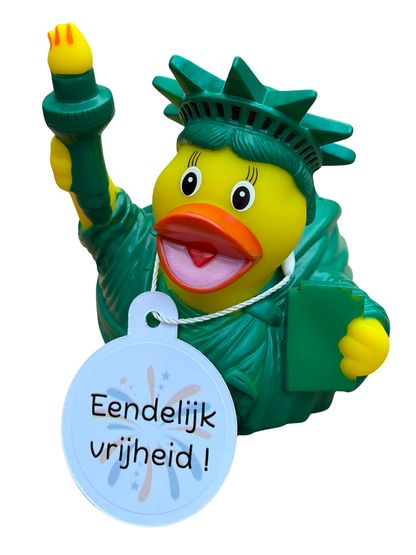 Gele badeend als Vrijheidsbeeld met groene kroon, fakkel en een hangtag met de tekst ‘Eendelijk vrijheid!’.