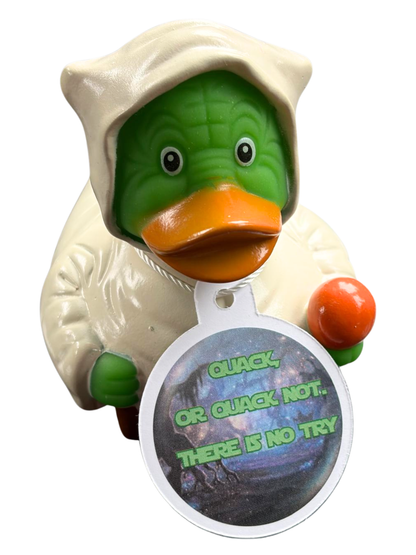 Groene Yoda-badeend in een crèmekleurige mantel met capuchon en een hangtag met de tekst ‘Quack, or quack not. There is no try’.