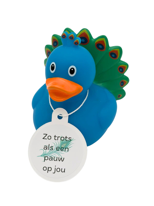 Blauwe pauwbadeend met oranje snavel, groene waaierstaart met kleurrijke oogvlekken en een witte hangtag met de tekst ‘Zo trots als een pauw op jou’.