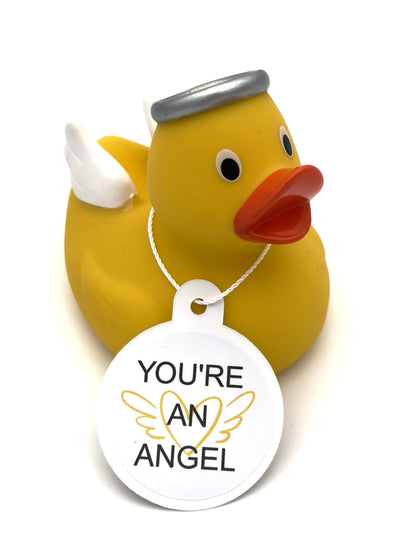 Gele engelbadeend met witte vleugels, een zilverkleurige halo, oranje snavel en een witte hangtag met de tekst ‘You're an angel’.