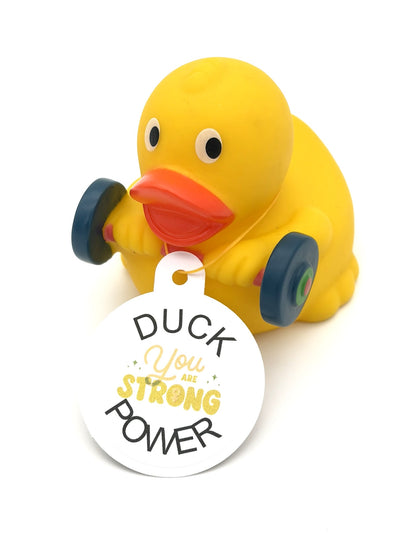 Gele fitnessbadeend met oranje snavel, halter en een witte hangtag met de tekst ‘Duck Power’ en ‘You are strong’.