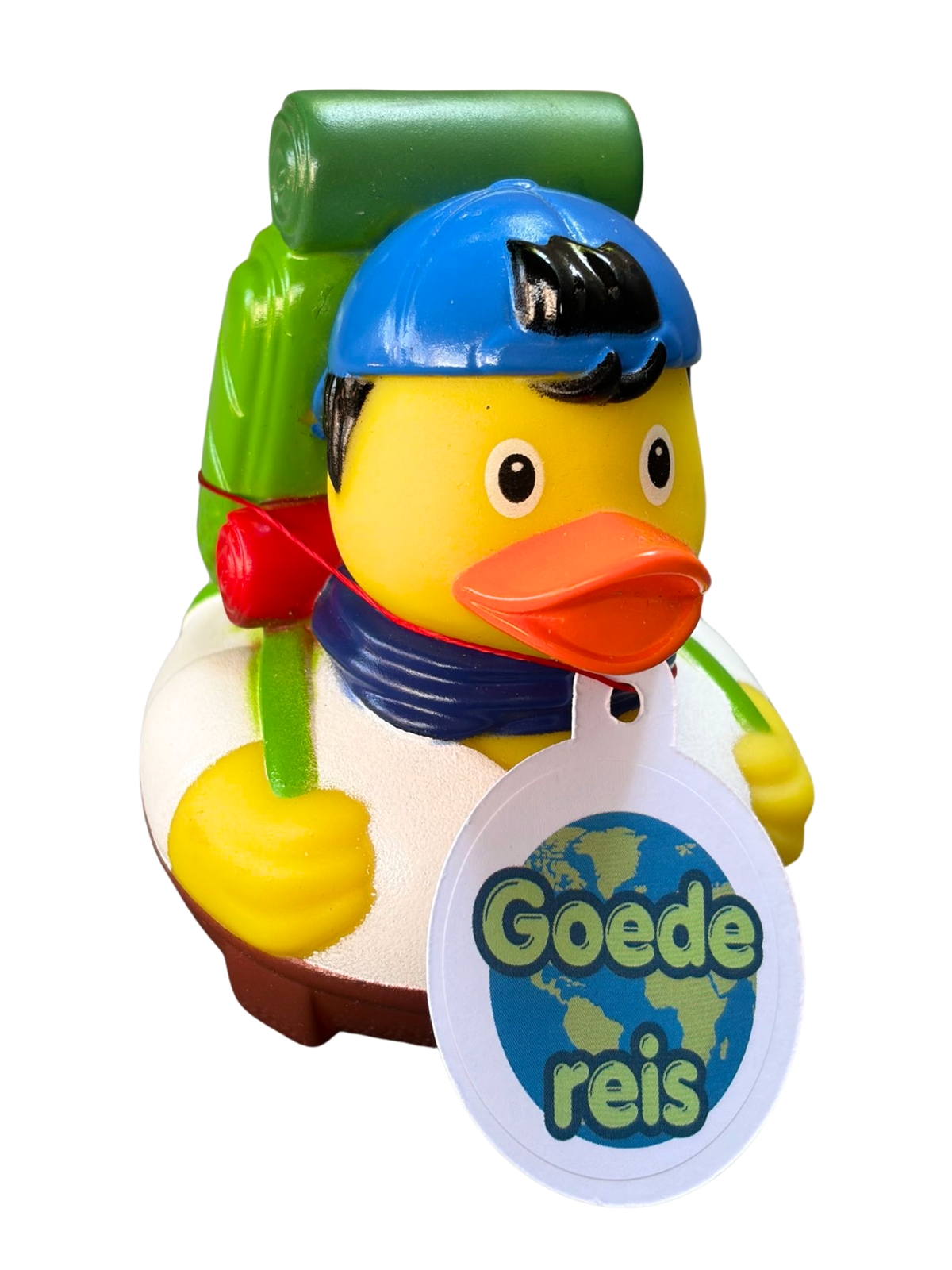 Gele reizigerbadeend met blauwe pet, groene rugzak en een hangtag met een wereldbol en de tekst ‘Goede reis’.